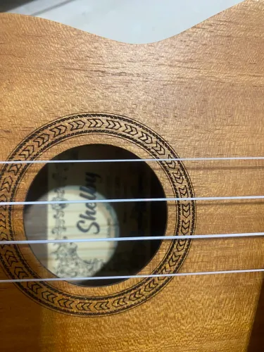 Ukulele Soprano Shelby SU21M - excelente estado, com caixa e certificado
