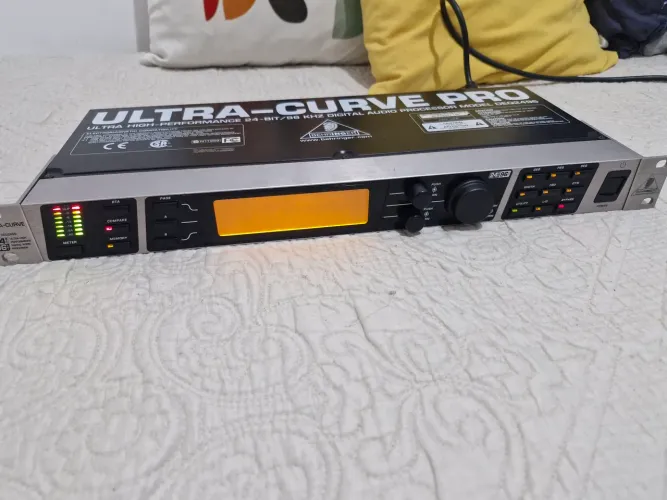 Processador de audio BEHRINGER DEQ 2496, com defeito não liga