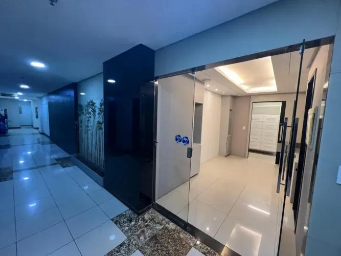 Salas conjugadas com 148 m2, recepção, divisórias, armários, bancadas, 04 banheiros, Pátio