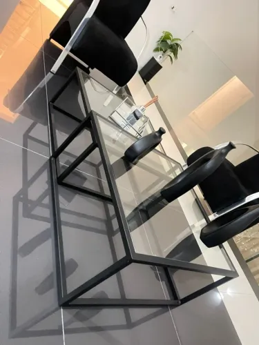 Mesa de centro, poltronas e decorações