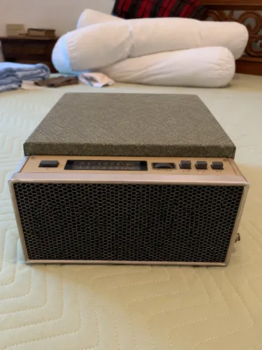 Vitrola Rádio Portátil de Maleta Vintage - Décadas de 1960/1970