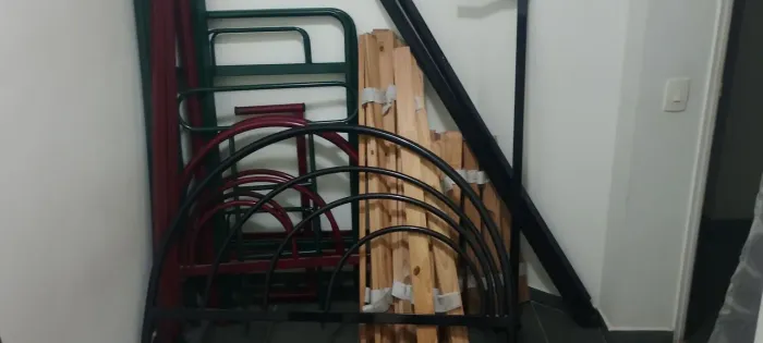Cama beliche de ferro com estrados de madeira e 2 colchões