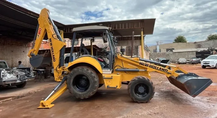 Retroescavadeira New Holland LB90 ano 2009, 4x4, com 7.000 horas, em SP
