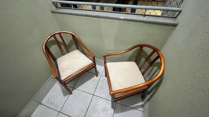VENDO CONJUNTO DE MESA COM VIDRO + 2 CADEIRAS DE MADEIRA