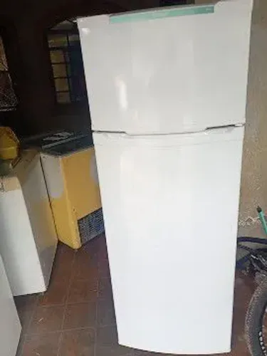 Vende se geladeira Consul com garantia de três meses aceito cartão 