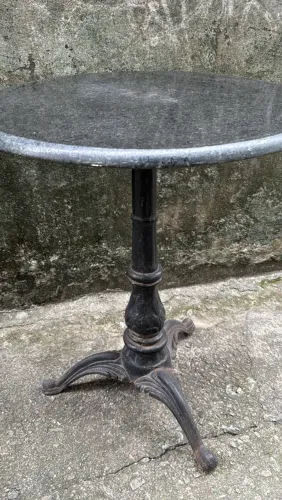 Mesa de tampa de granito e pé de ferro fundido
