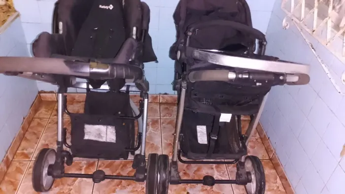 2 carrinhos de bebê 