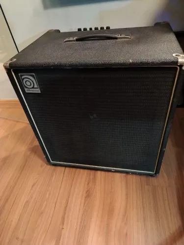 Amplificador de baixo AMPEG BA-115