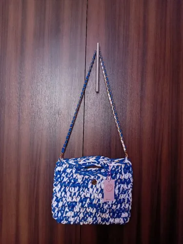 Bolsa maletinha branco com azul e detalhes em dourado com alça de ombro