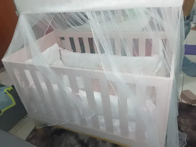 Vendo berço americano,cor rosa fosco.vai com kit berço e mosquiteiro.. travesseiros ..300