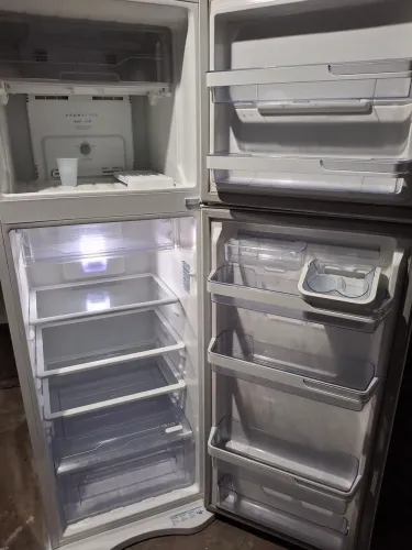 Geladeira 220v semi nova