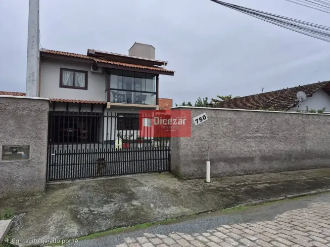 Sobrado aconchegante com 03 dormitórios e Amplo Quintal, próximo à Praia.