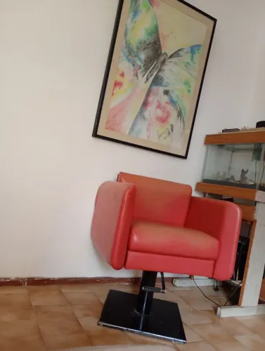 Cadeira hidráulica para cabeleireira ou cabeleireiro