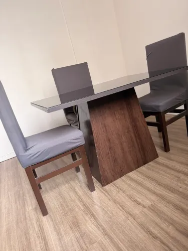 Mesa de Vidro + 4 Cadeiras em Madeira Maciça (Oportunidade)