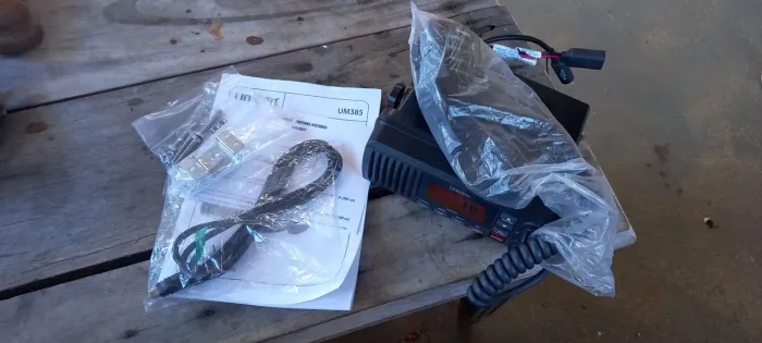 Radio UNIDEN UM385BK