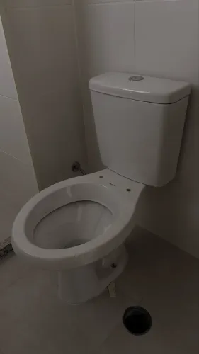 2 Vasos Sanitários Roca com Caixa Acoplada - Brancos