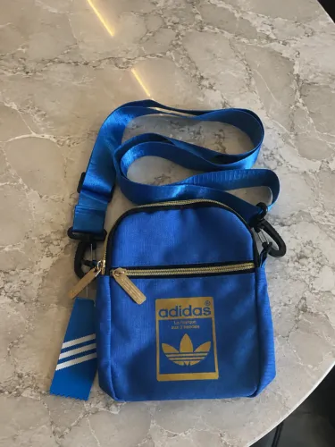 Shoulder bag adidas azul com etiqueta