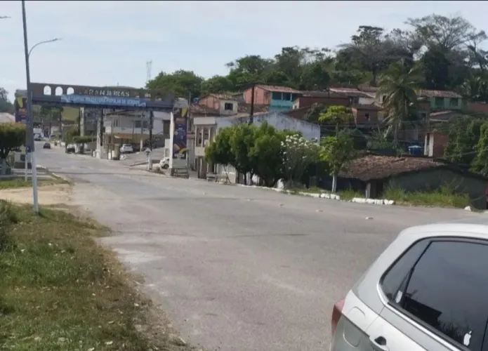 03 Terrenos de frente a planta leão adubos. com estrutura pronta vigas, sapatas p/ predio