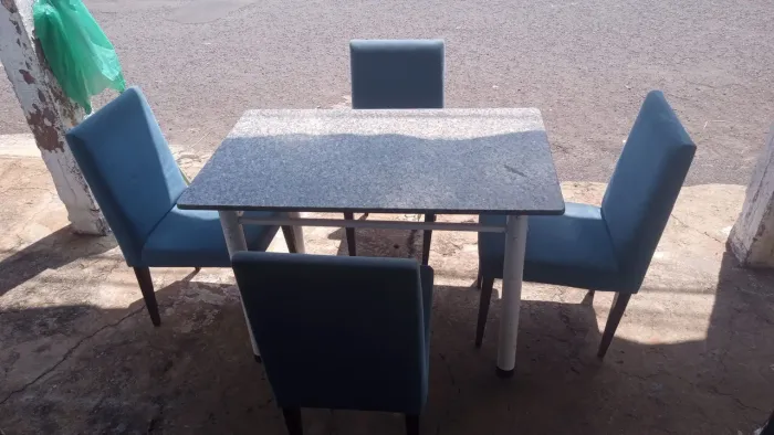 Mesa com tampo de granito + 4 cadeiras estofadas muito conservado entrego cadeiras firmes