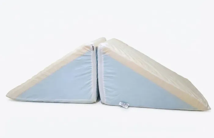 Kit-Almofada Encosto Triangular Terapêutico + Capa Impermeável