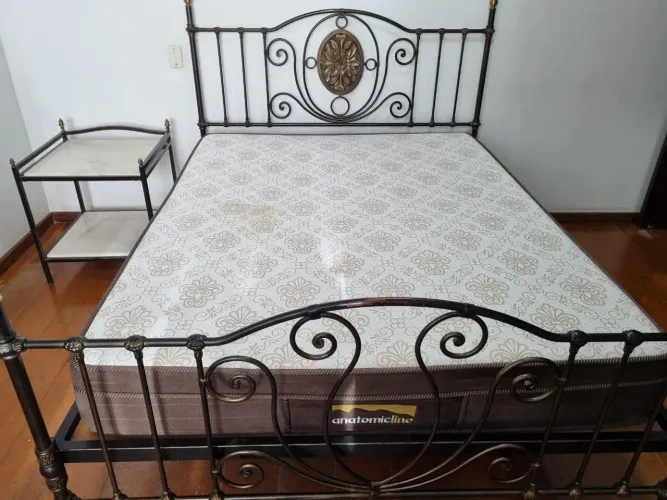 Cama King Size com 2 Criados Mudos e Colchão