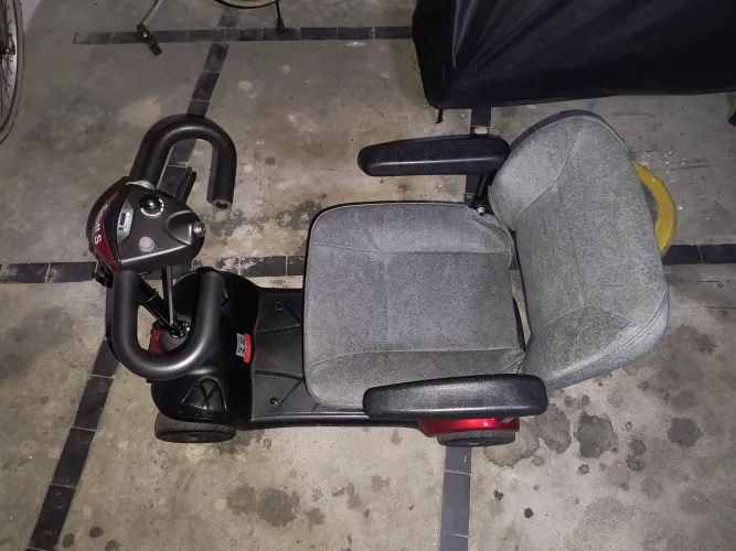 Vendo cadeira de rodas motorizada, em formato de carrinho.