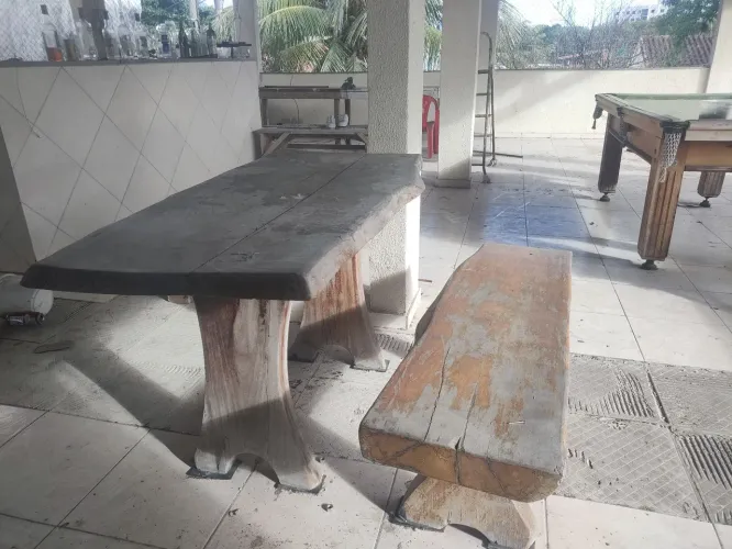 Mesa de jardim de madeira rústica