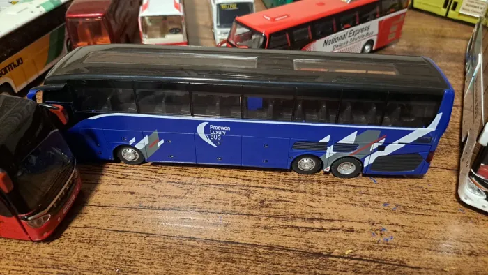 Miniatura de ônibus, em metal , escala 1/50