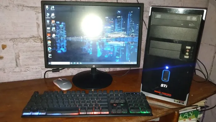 monitor, mousse, teclado, e cpu