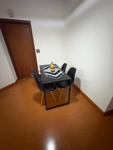 Mesa de jantar com as cadeiras