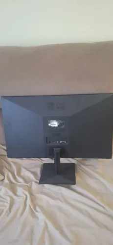 Monitor LG vem com o cabo Hdmi e o cabo de força