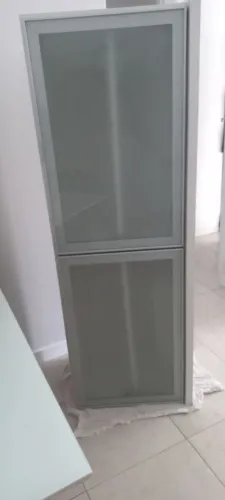 Armário estruturado com perfil de alumínio e vidro jateado resistente e elegante.