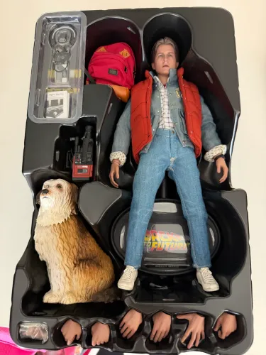 Marty McFly hot toys com o Einstein Dog