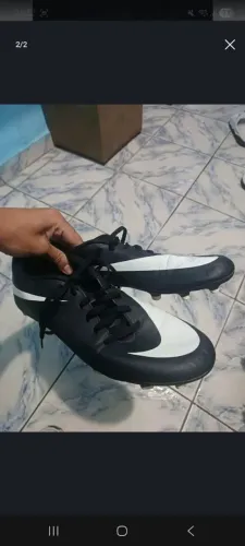 Chuteira chuteira de campo Nike Bravata II FG preta com o logotipo branco. 