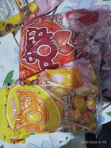 Vende-se 22 pacotes fechados de pirulito pop com 50 unidades cada. Só vendo tudo .