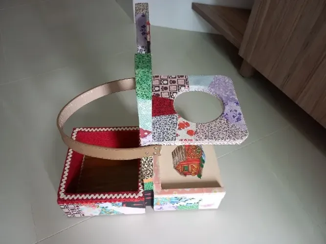 Porta chimarrão de madeira  com artesanato