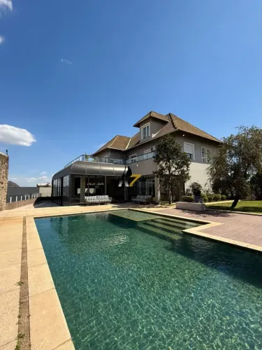 CASA COM LINDA VISTA, 4 SUÍTES E PISCINA NO CONDOMÍNIO VILA CASTELA