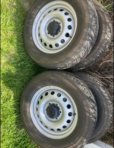 Jogo de rodas com pneus novos Hilux 