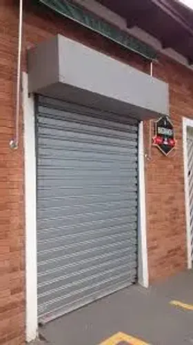 conserto em porta de aço e serralheria