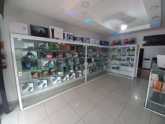 Vitrine com Prateleiras de Vidro e balcão