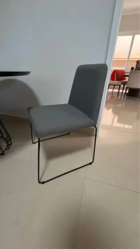 Jogo 4 cadeiras Tok Stok aço pintado e linho cinza