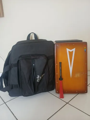 Cajon Pithy Embaixador Acústico inclinado profissional. Já vem com estojo.