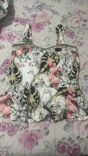Blusa acinturada vintage com detalhes em pedrarias e bojo