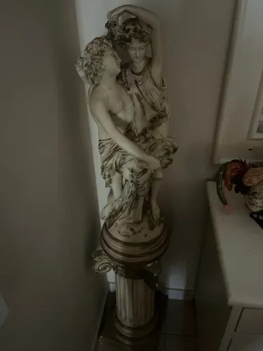 Estátua Decorativa com Pedestal/Coluna Ornamental- Gesso