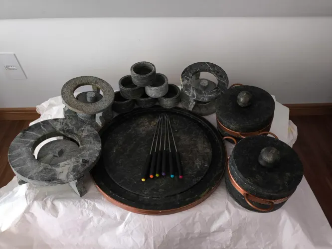 Kit Fondue em pedra sabão: grelha, panelas e tigelas