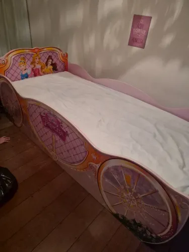 Cama de menina de princesa sem colchão e mesa de apoio de cama