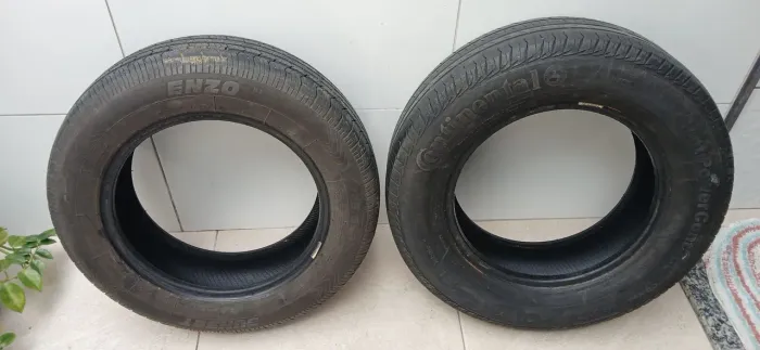 Vendo São dois Pneu med: 175/65 /14 $ 150, e 185/70/14 valor $ 50 Reias