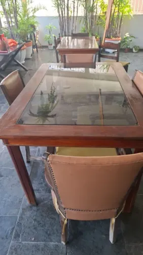 Mesa de Madeira Maciça com Vidro + Cadeiras