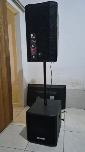 Caixa de som ativa, com sub ativo.