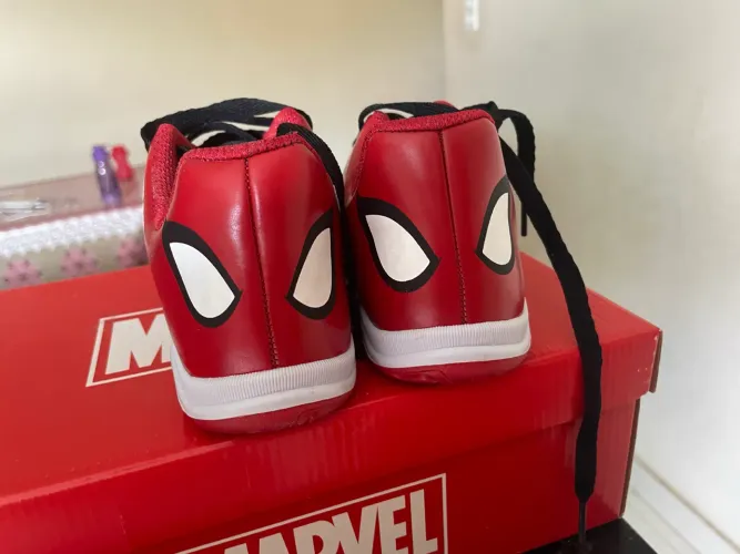 Tênis homem aranha 